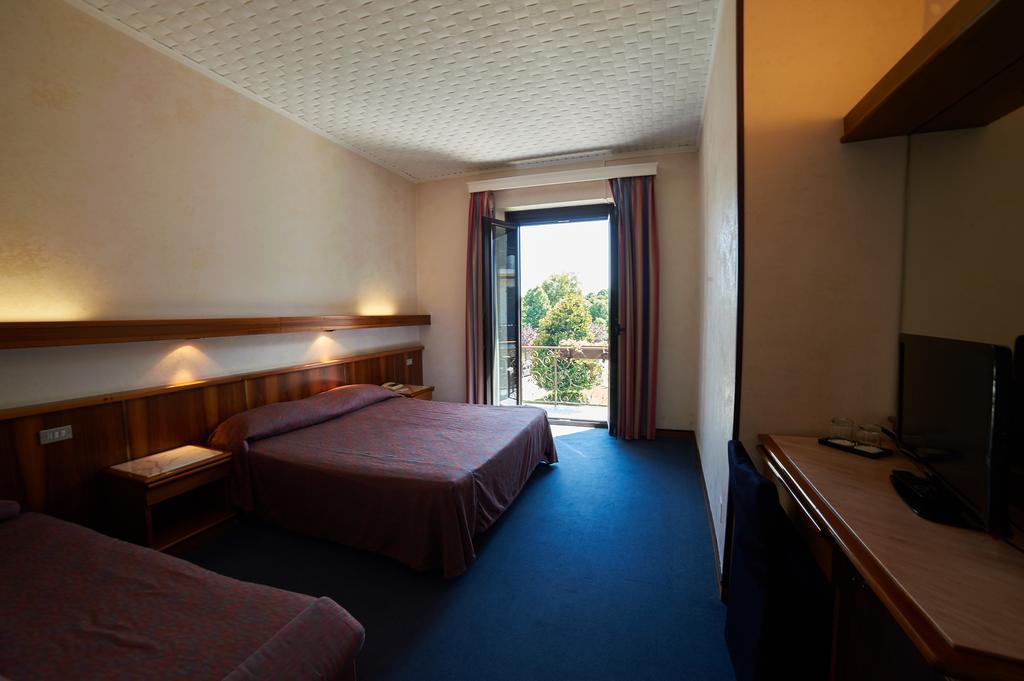 Hotel Giardino Арона Екстер'єр фото