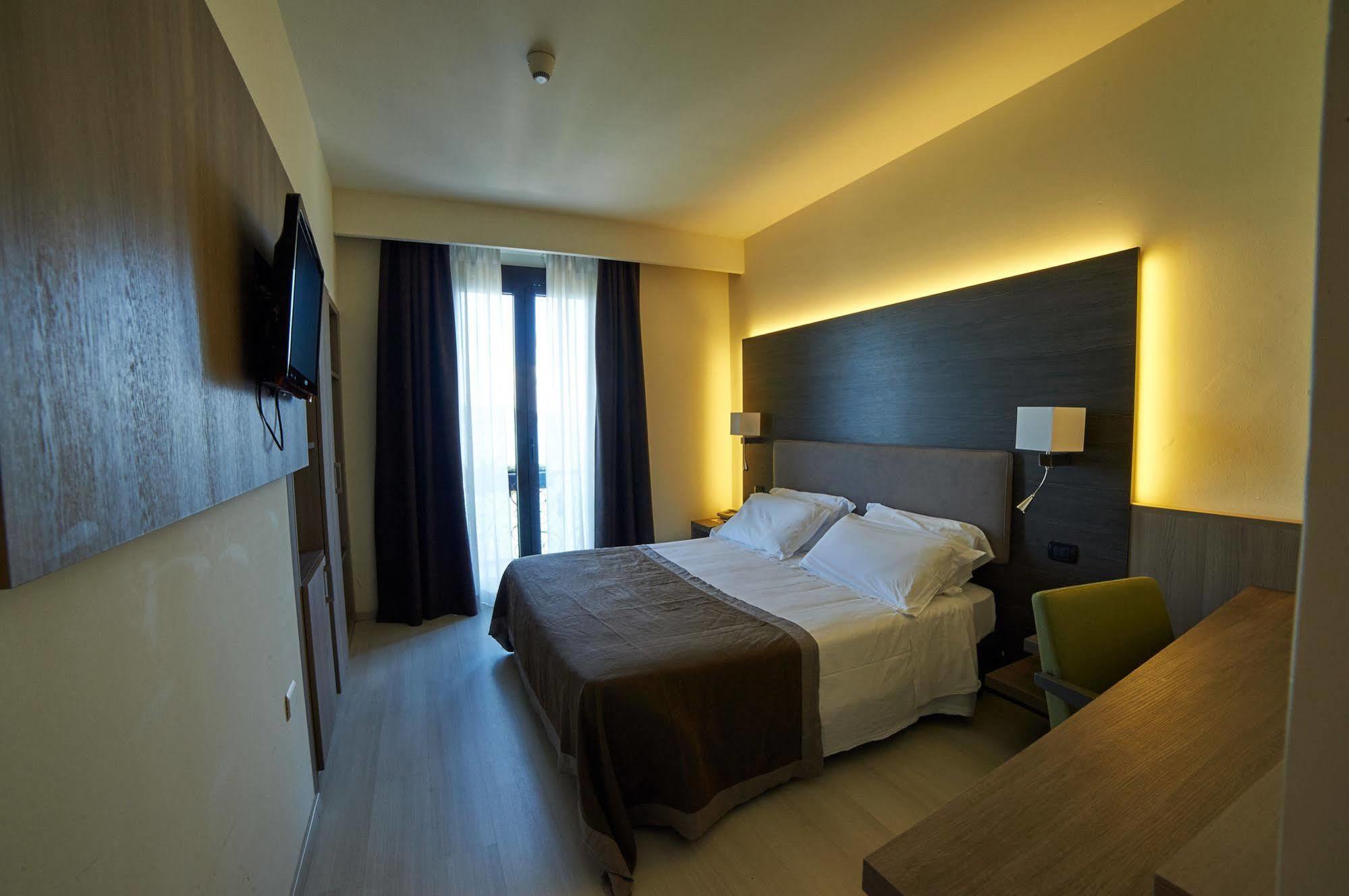 Hotel Giardino Арона Екстер'єр фото