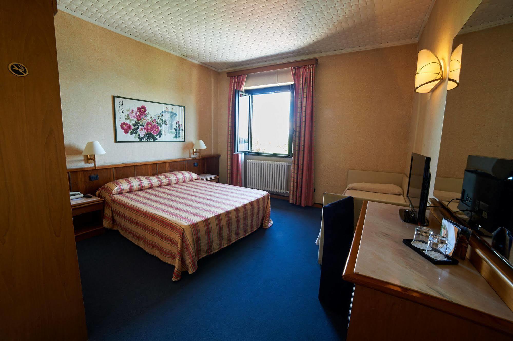 Hotel Giardino Арона Екстер'єр фото